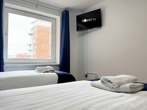 2 chambres, bureau, fer et planche à repasser, lit de bébé portatif