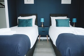 2 camere, una scrivania, ferro/asse da stiro, culla da viaggio