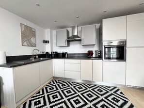 Fridge, microwave, oven, stovetop - Level Access Apartment Easy walk to Railway Station ,Town Centre and Restraints  Parking on Site (Basingstoke)