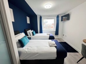 2 bedrooms, desk, iron/ironing board, travel crib - Level Access Apartment Easy walk to Railway Station ,Town Centre and Restraints  Parking on Site (Basingstoke)