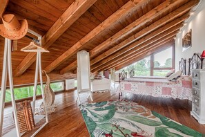 6 bedrooms, iron/ironing board, travel cot, free WiFi