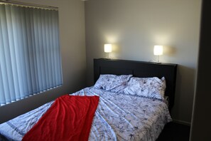 4 dormitoris, planxa i posts de planxar i roba de llit 