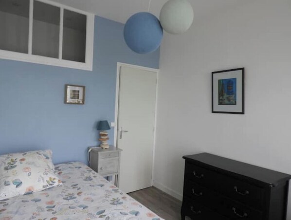 2 dormitorios, cuna de viaje, wifi gratis y ropa de cama