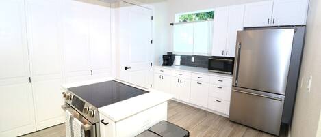 Réfrigérateur, micro-ondes, four, plaque de cuisson