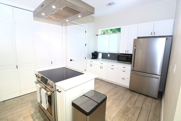 ثلاجة، ميكروويف، فرن، موقد طهي مسطح