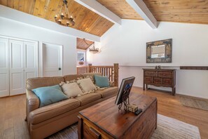 Smart TV, chimenea, futbolito y tenis de mesa 