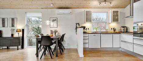 ثلاجة، موقد طهي مسطح، غسالة أطباق، ماكينة لصنع القهوة/الشاي