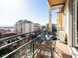 Outdoor dining - Lovely apartment for 2 people with WIFI, A/C and balcony (Sanremo)