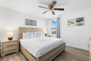 9 chambres, bureau, fer et planche à repasser, lit parapluie