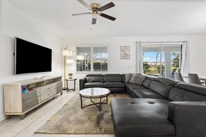 TV connectée, cheminée, jeux vidéo, baby-foot