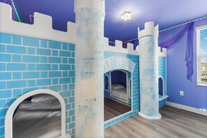 9 Schlafzimmer, Schreibtisch, Bügeleisen/Bügelbrett, Reisekinderbett