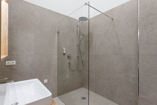 Wand, Flooring, Armatur, Fussboden, Badezimmer, Duschkopf, Installation, Decke, Dusche, Zapfhahn