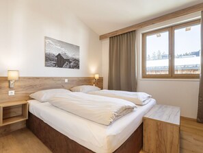 5 bedrooms, travel cot, free WiFi