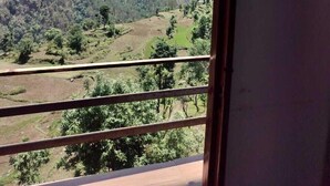 Una habitación con vista a un paisaje montañoso a través de una ventana.