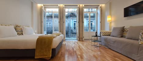 Premium appartement, balkon, uitzicht op stad | 1 slaapkamer, een laptopwerkplek, een strijkplank/strijkijzer