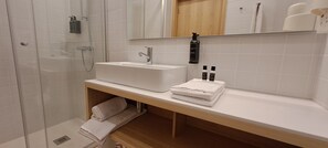Shower, hair dryer, towels, soap - ALMARELA apartments (Porto)