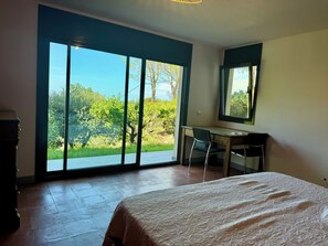 3 bedrooms, WiFi, bed sheets - 🌊 Charming Garden-Level Apartment with Sea Views – Begur, Costa Brava 🌿 (Sa Riera)