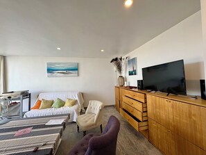 Living area - 🌊 Charming Garden-Level Apartment with Sea Views – Begur, Costa Brava 🌿 (Sa Riera)