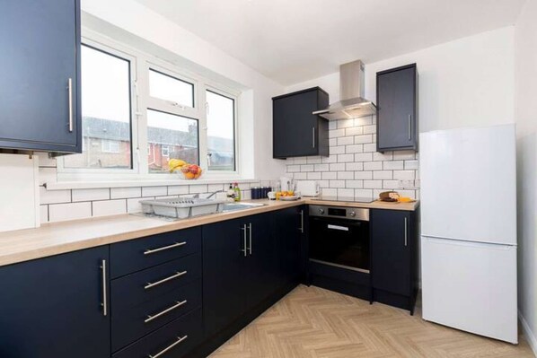 Kühlschrank, Mikrowelle, Ofen, Herdplatte