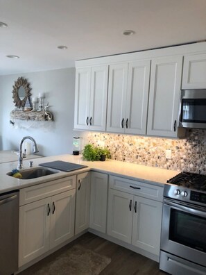 Een koelkast, een microgolfoven, een oven, een kookplaat