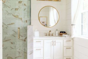 Douche, séchoir à cheveux, shampooing