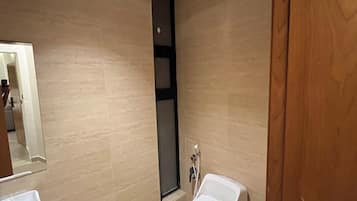 尊荣开间 | 浴室 | 淋浴设施、免费洗浴用品、吹风机、毛巾