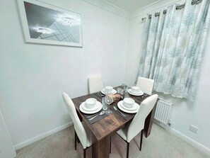 Apartment | Dining - 2 Bed-2 Bath-town Centre-free Parking (Bracknell)