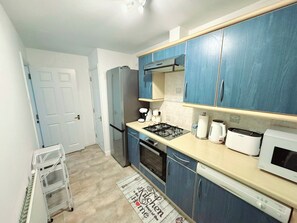 Apartment | Private kitchen | Fridge, microwave, oven, stovetop - 2 Bed-2 Bath-town Centre-free Parking (Bracknell)