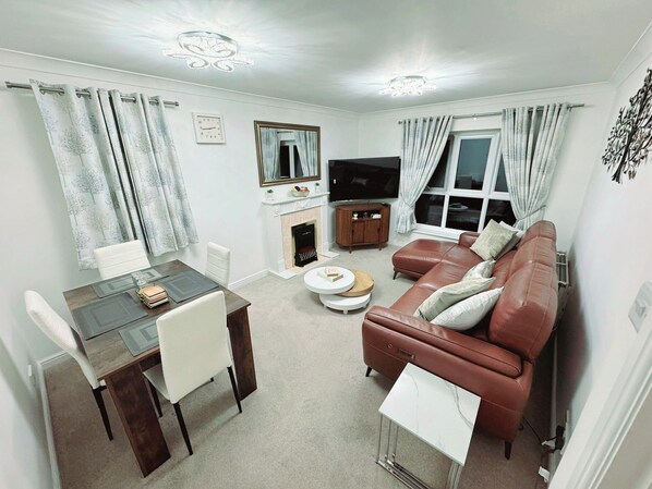 Apartment | Living area | TV - 2 Bed-2 Bath-town Centre-free Parking (Bracknell)