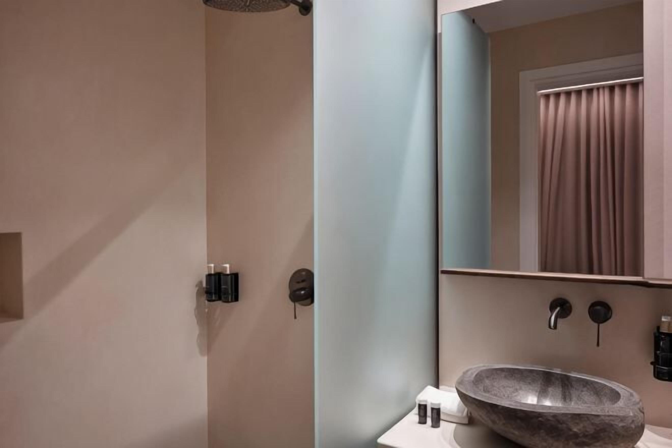 Badezimmer | Dusche, Haartrockner, Bademäntel, Hausschuhe