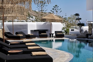 Una piscina al aire libre de temporada