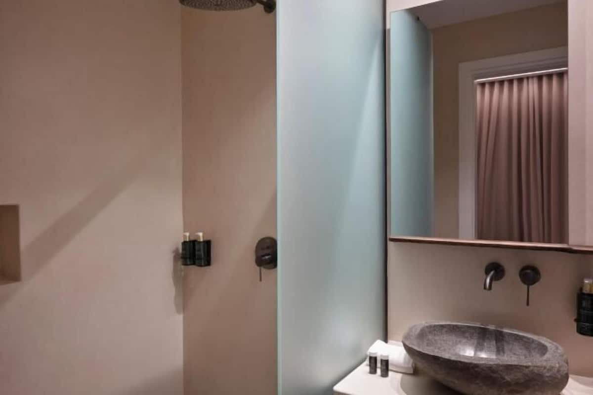 Baño | Regadera, secadora de cabello, batas, pantuflas