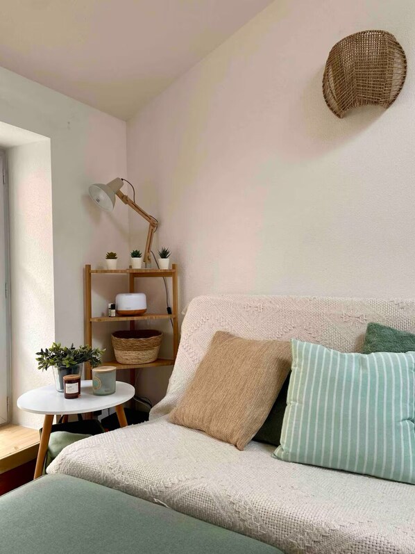 1 bedroom, desk, WiFi, bed sheets