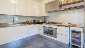Vila, balkon, pemandangan bukit | Dapur pribadi | Lemari es, oven, kompor, dan mesin pencuci piring
