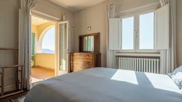 Villa, Balkon, Hügelblick