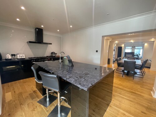 5beds10people 5minutes dr Airport Train Station