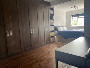 4 bedrooms, iron/ironing board, free WiFi, bed sheets