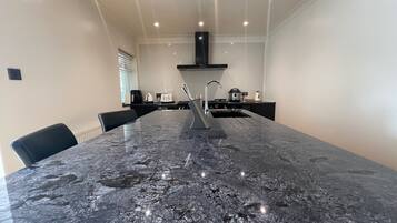 Lemari es, microwave, oven, dan kompor