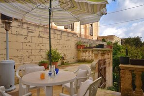 Habitación, 2 habitaciones, para fumadores, balcón | Restaurante al aire libre