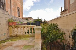 Room, 1 Bedroom, Smoking, Balcony | Property grounds