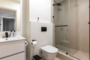 Douche, sèche-cheveux, serviettes fournies