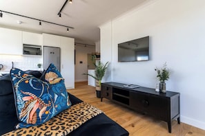 TV, offices - Diamond Views - Luxury Sea Point Apt with views (Cape Town)