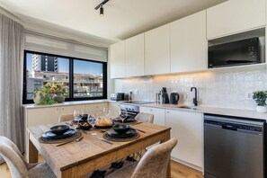 Fridge, microwave, oven, stovetop - Diamond Views - Luxury Sea Point Apt with views (Cape Town)