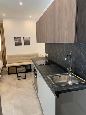 Kjøleskap, ovn, kokeplater og kaffetrakter/tekoker