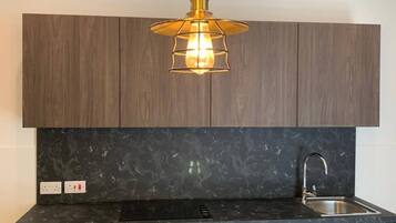 Frigorífico, horno, placa de cocina y cafetera o tetera