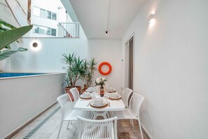 Outdoor dining - Enjoy a stylish stay in this modern Malta retreat with private pool. (San Pawl il-Bahar)