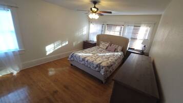 4 bedrooms, iron/ironing board, free WiFi, bed sheets