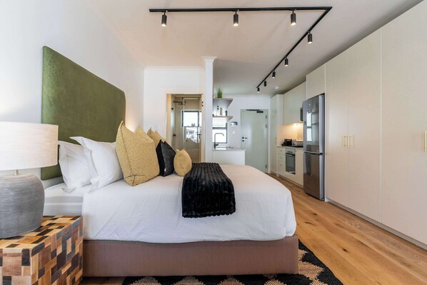 1 habitación, escritorio, tabla de planchar con plancha y wifi