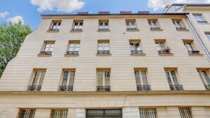 A multi-story building with evenly spaced windows and balconies. - Le Recollet - Versailles (Versailles)