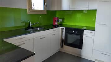 Kühlschrank, Ofen, Herdplatte, Wasserkocher mit Kaffee-/Teezubehör